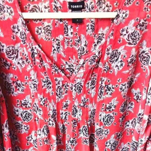  TORRID Plus Size Floral Print Ruched Chiffon Pintuck Top. - Picture 7 of 16
